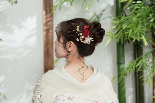 お次は、ご新婦様のヘアスタイルを撮影しました！ 正面からだけではなく、お二人のこだわりのポイントもしっかりと残させていただきます。