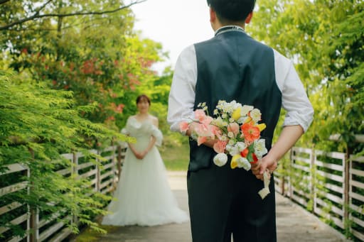 続いて、後ろ手に花束を抱えた新郎様のショット。