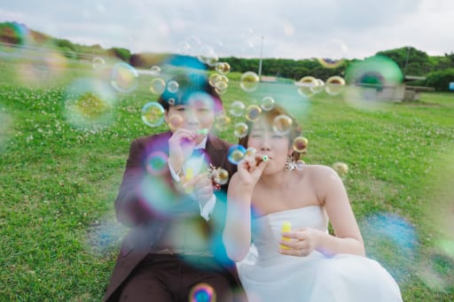 芝生に座って