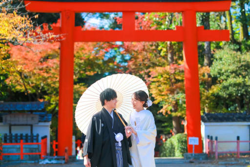 まずは、鳥居を背景にした迫力の1カット。