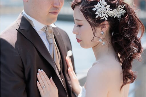 手元の指輪やネイルも可愛い♪