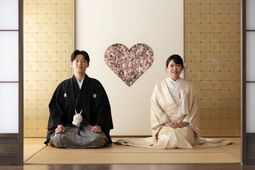 ハートの桜飾りが彩る正座姿