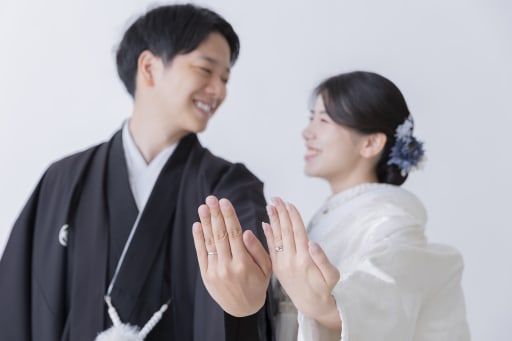二人の手元で輝く、絆のリング