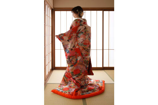 裾や袖の美しい柄も