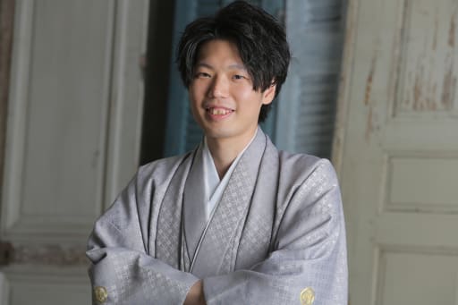 ご新郎様のソロショットに移ります！グレーの紋付がご新郎様の爽やかさを更に引き出していますね！