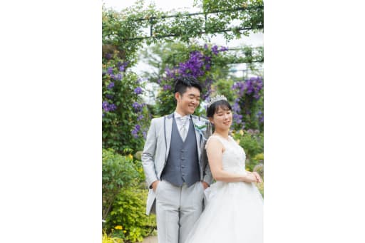 背中合わせで