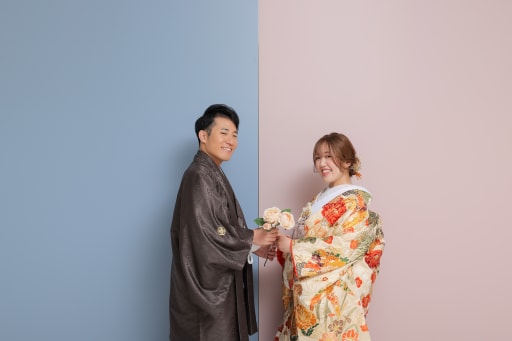 青とピンクのパネルの前で！