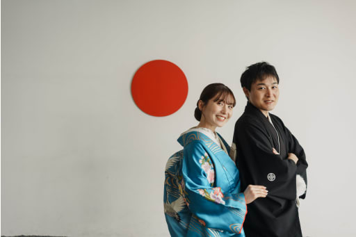 日の丸の前で