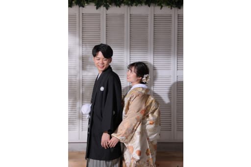 そっと手を取り合って