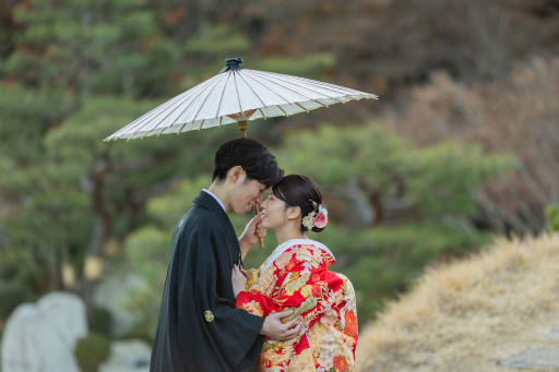 相合傘で心寄せ合って