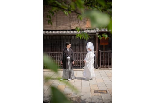 祇園の街をお散歩する二人