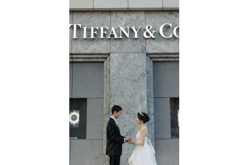 Tiffany & Co. の前で