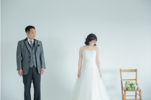 白のブーケが際立つ上品スタイル