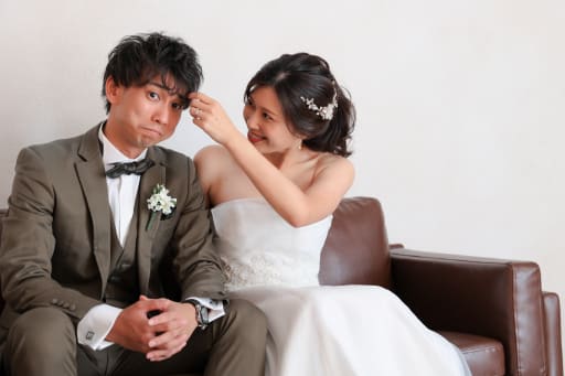 ソファーに腰掛け。