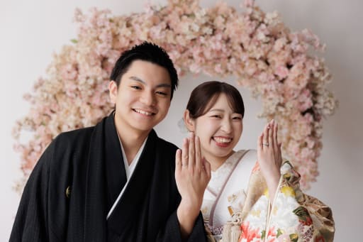 桜の下で弾ける、ハッピーな笑顔と指輪