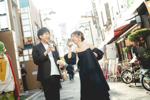 食べ歩きもしながら夕陽バックに