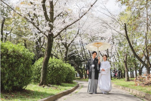 満開の桜を背に