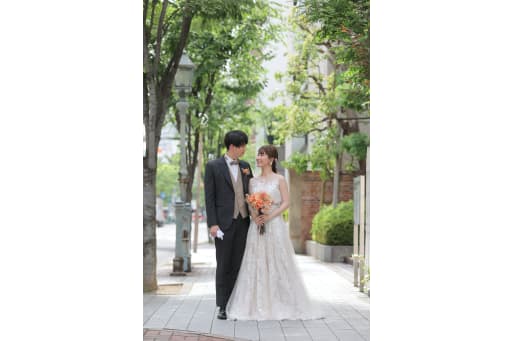 緑いっぱいの並木道でナチュラルに！