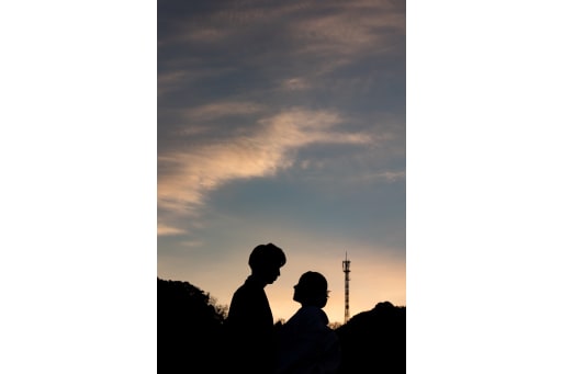 夕方の空と、ふたりの形