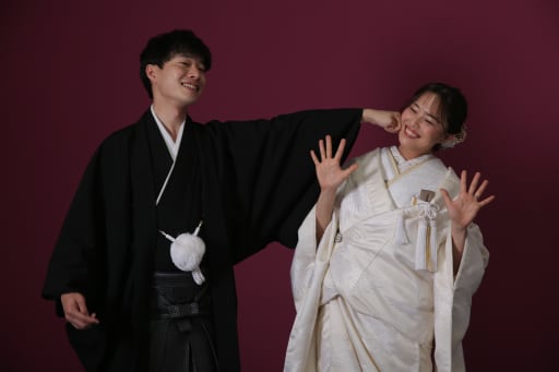 今度は新郎様のターン…！やさしさが溢れ出るソフトな左ストレート…！