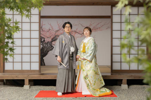 立ち姿や正座も