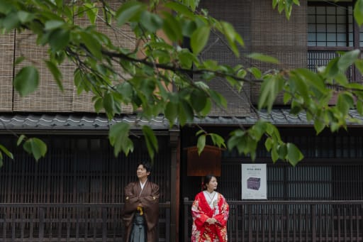 日本家屋を背景におすましカット