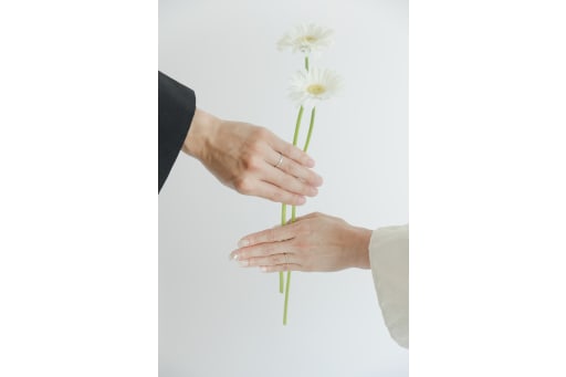 お持ち込みのお花をそっと手に添えていただき、かわいらしい手元カットを撮影しました。