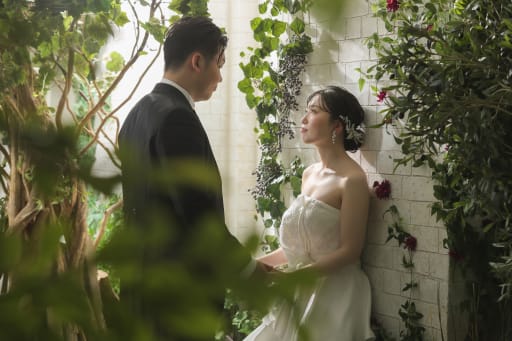 手を取り合って