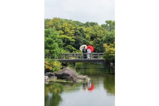 橋の上で