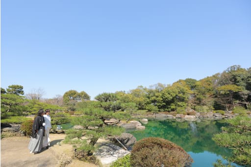 青い空とおふたりと日本庭園