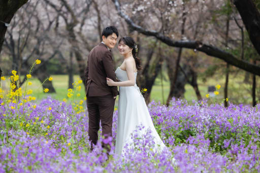 紫色の絨毯に優雅なドレスが映える