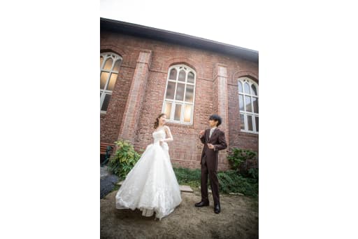 教会の外で、光を浴びて