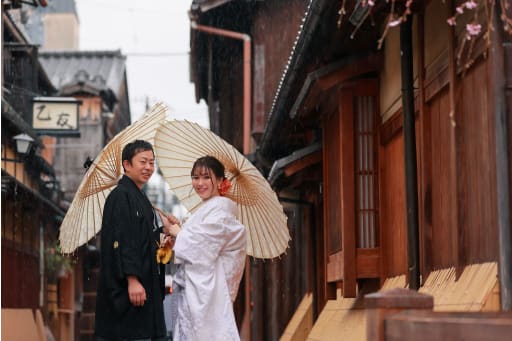 雨の街並みも