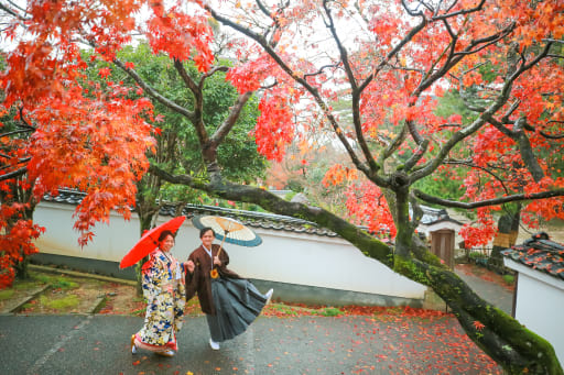 京都の鮮やかな紅葉のした、フォトウェディング。