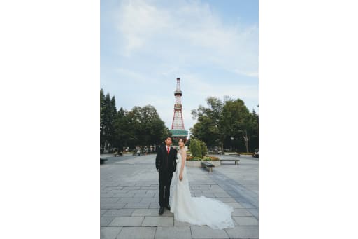 札幌テレビ塔前で