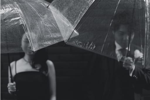 雨音が紡ぐ、モノクロームの詩