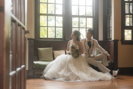 ソファに腰掛けて