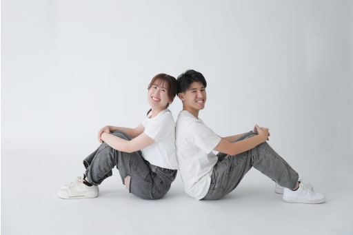 背中合わせ