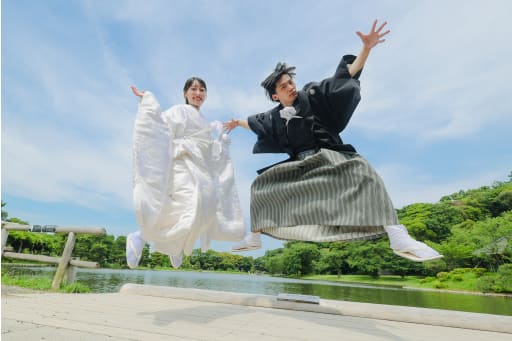 青空へ大ジャンプ！躍動感あふれるハッピーショット