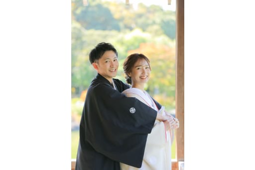 新郎様から新婦様へバックハグ