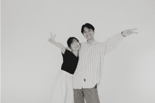 モノクロでも伝わる仲の良さ
