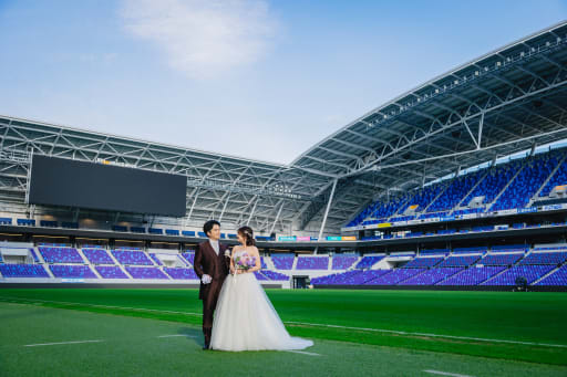 フィールドをバックに