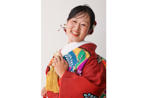 華やかな色打掛で、笑顔のソロカット