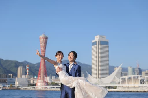 神戸を象徴する建物と青空の下で