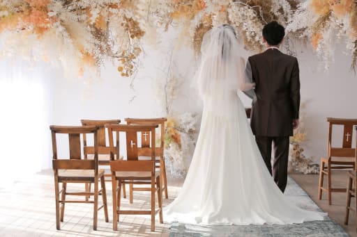 チャペルスタジオは大きな窓から自然光が入ります。天気が良いと光がたくさん入ったお写真を残すことができるため、明るい時間帯に撮影したいですね♪