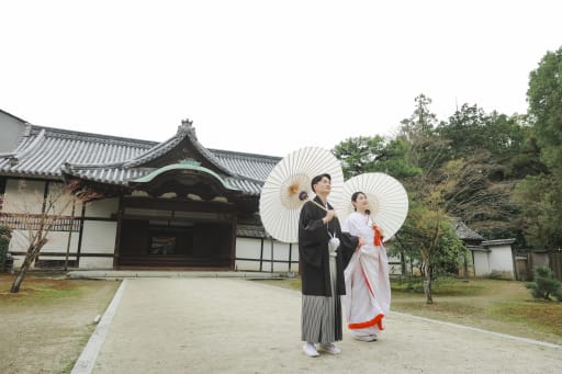 和傘を持ち、随心院の全景を入れたワンカット