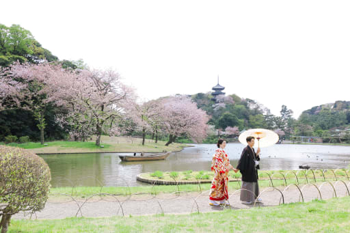 三重塔と池をバックに