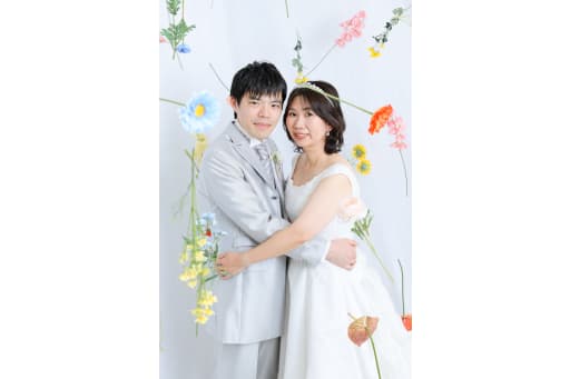 お花が降り注ぐような背景でも！