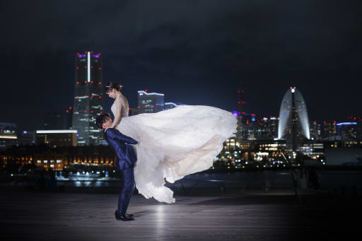 新郎様が新婦様を抱っこ！ なびくドレスもとても綺麗です。