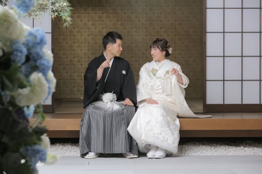 縁側におかけいただてのショット。なにやら楽しそうな雰囲気ですね…！